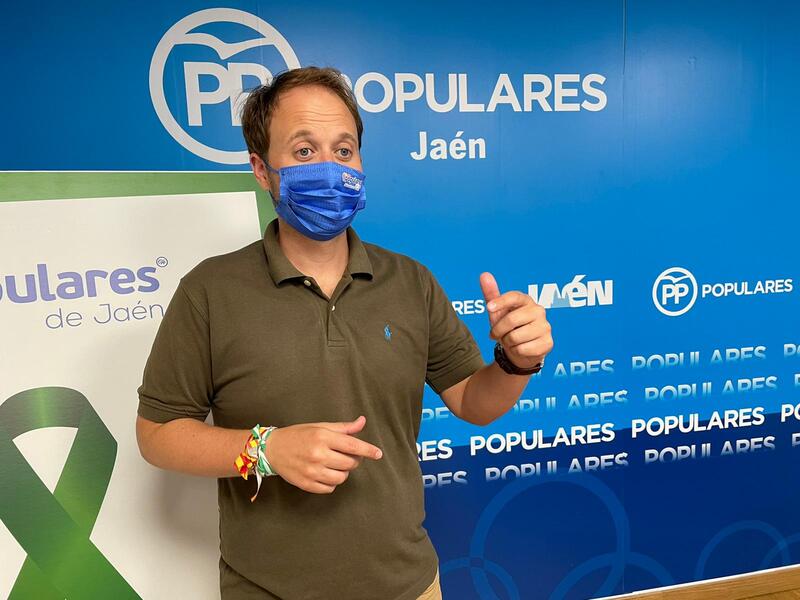 Domínguez le reprocha a Reyes que “mientras en la mochila del PSOE solo hay mentiras y EREs, en la de Juanma Moreno hay inversiones y una apuesta real por Jaén”