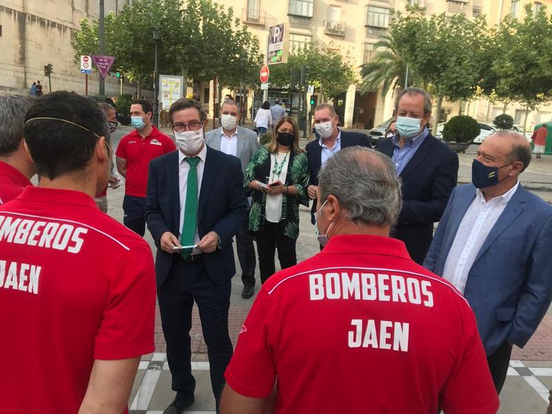 Encuentro de los diputados provinciales del PP de Jaén con representantes de los bomberos de Jaén, hoy a las puertas de la Diputación provincial antes del comienzo del pleno. 