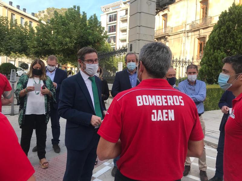 Encuentro de los diputados provinciales del PP de Jaén con representantes de los bomberos de Jaén, hoy a las puertas de la Diputación provincial antes del comienzo del pleno. 
