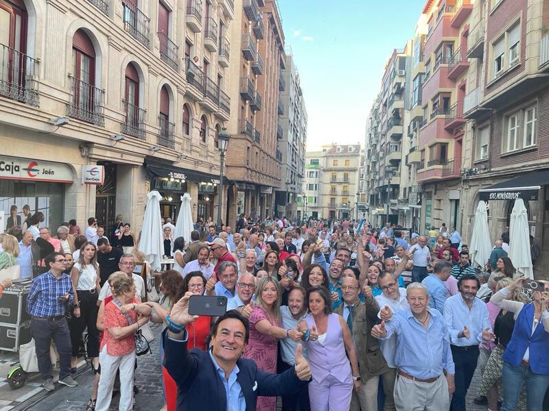 El candidato del PP promete en la apertura de campaña convertir a Jaén en “una ciudad floreciente”