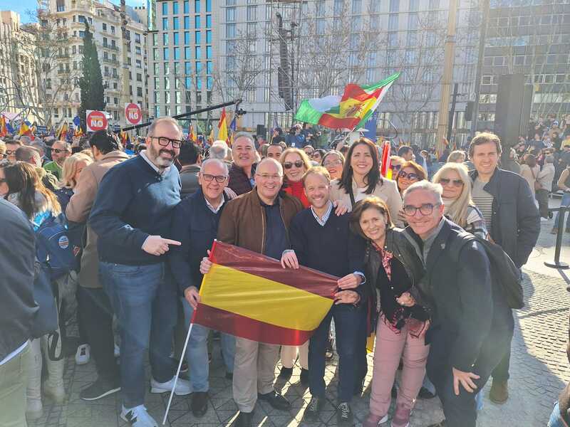 Cientos de jiennenses se suman a la manifestación en Madrid de rechazo al “chantaje consentido de Puigdemont” y a un Sánchez “dispuesto a amnistiar el terrorismo”