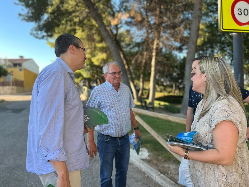 González y Bonilla visitan el barrio de Las Infantas, donde han resaltado el compromiso del Gobierno de Juanma Moreno con la capital