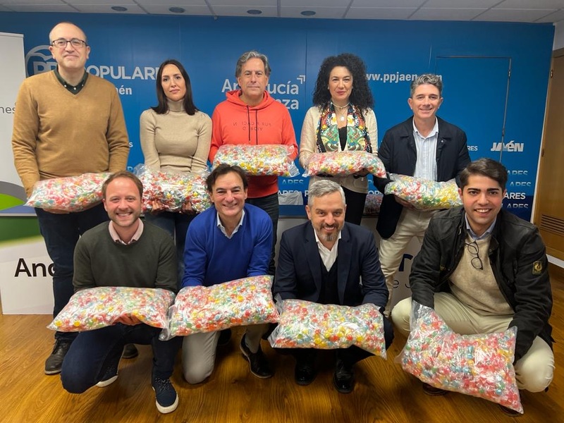 El PP de Jaén reparte juguetes y caramelos para “lleva alegría” a los niños en Navidad