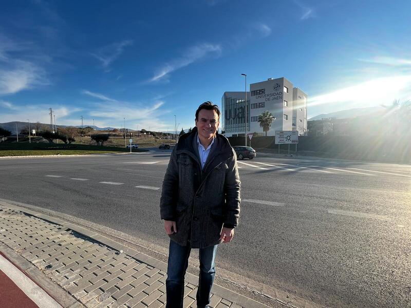 El candidato del PP propone construir una pasarela elevada que conecte la Universidad con el parque comercial Jaén Plaza