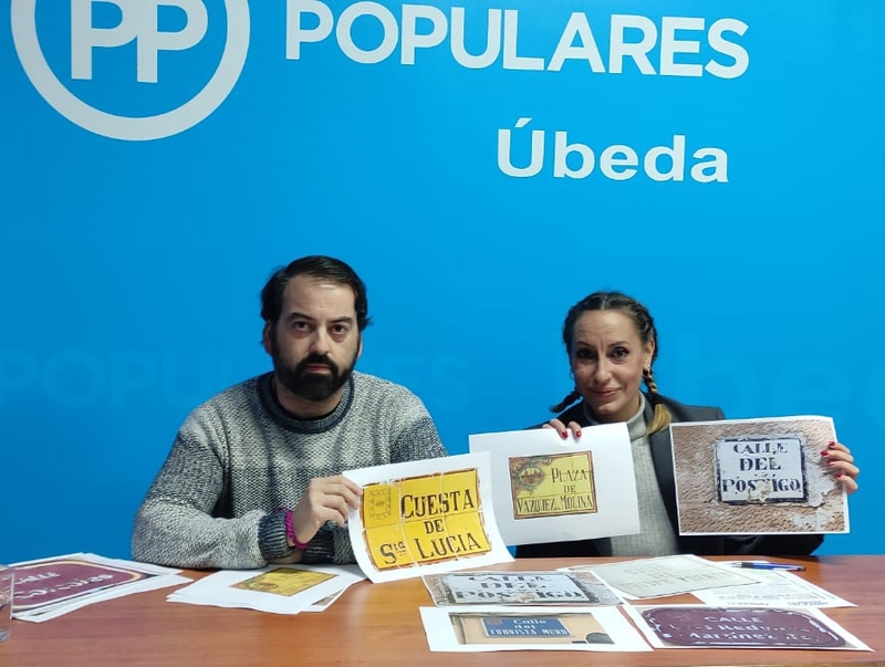 Martínez pide “protección” a los pocos ejemplos que quedan de la antigua señalética de las calles de Úbeda