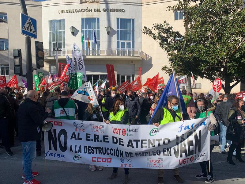 El PP de Jaén acompaña a los empleados de Atento en la manifestación contra el ERE