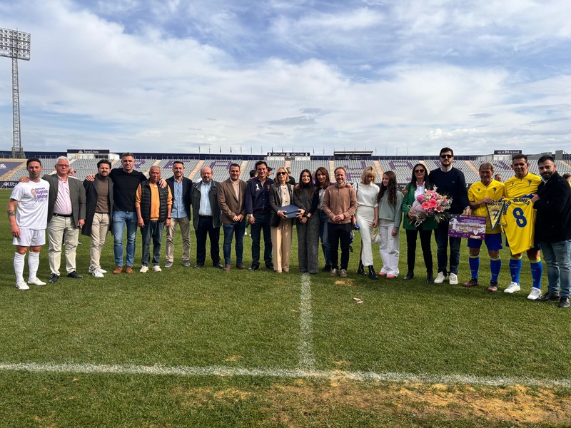 Domínguez asiste al partido homenaje a Higinio Vilches