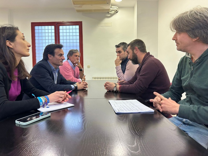 El candidato del PP anuncia medidas para mejorar la situación del taxi en Jaén