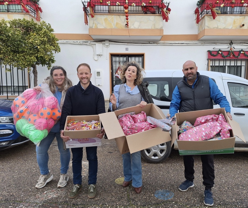 Domínguez participa en Zocueca en un nuevo reparto de juguetes y golosinas con el objetivo de que 'ningún rincón de la provincia ni ningún niño jiennense se quede sin regalos'