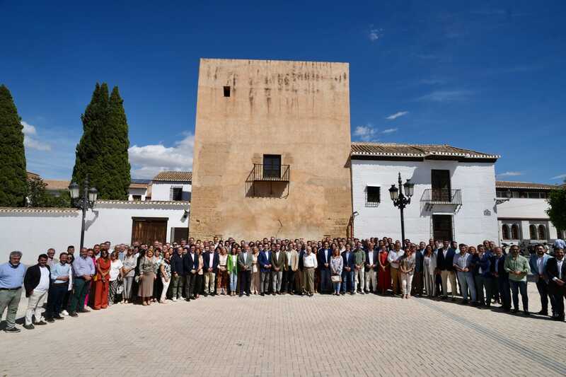 Domínguez comparte con los alcaldes y alcaldesas la preocupación por el futuro de la provincia “por la infrafinanciación del Gobierno de Pedro Sánchez a Andalucía”