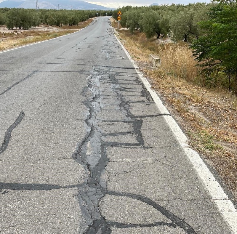 El PP lamenta que Diputación en lugar de arreglar sus carreteras las plague de señales limitando la velocidad, como ha hecho con la de Villardompardo a 40 km/h