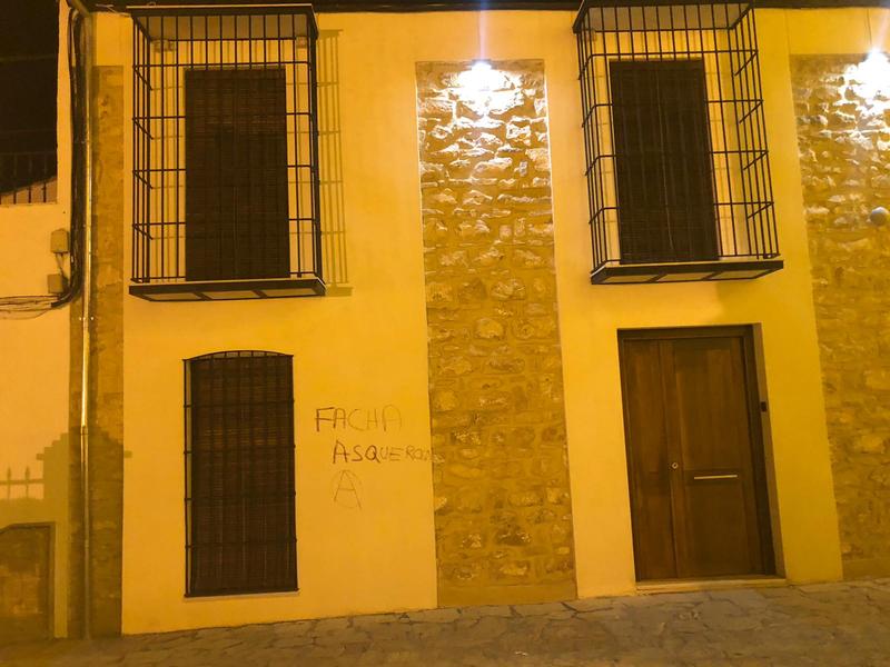 El PP condena las pintadas en la casa familiar de una ex concejal de Canena