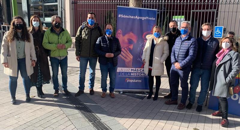 El PP de Jaén recoge firmas de los jiennenses contra la “histórica” subida de la luz del Gobierno de Sánchez 